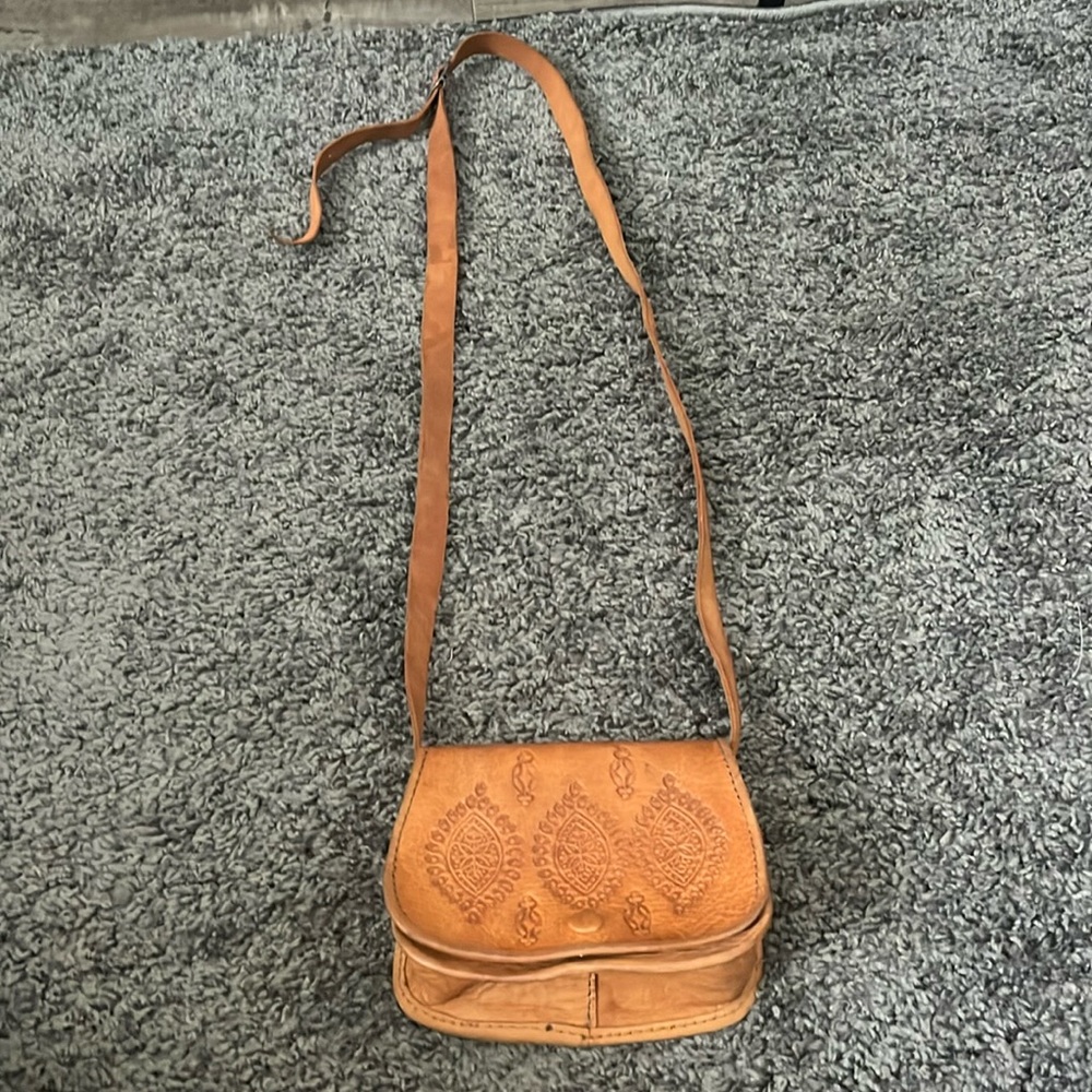 Beautiful genuine leather crossbody handbag👜 Very cute and small on the go